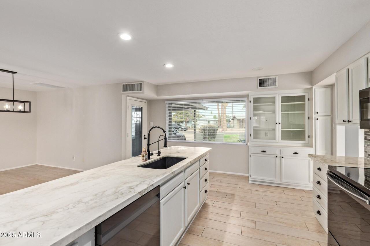 627 W 16th St - Photo 2 of 22