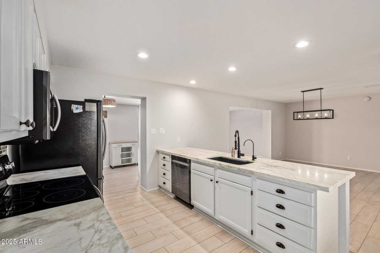 627 W 16th St - Photo 3 of 22