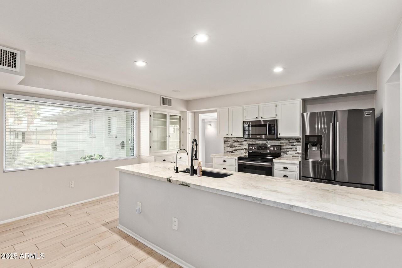 627 W 16th St - Photo 4 of 22