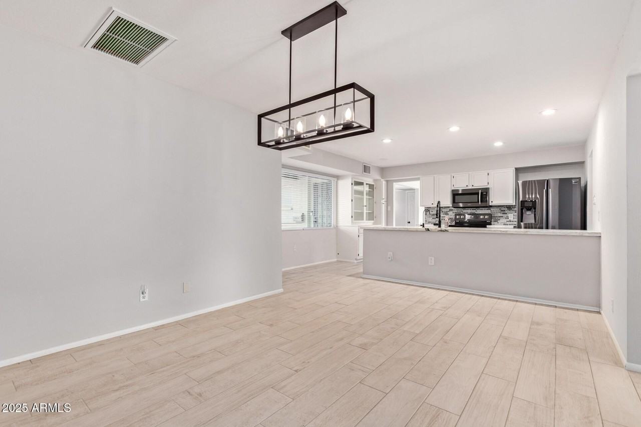 627 W 16th St - Photo 7 of 22