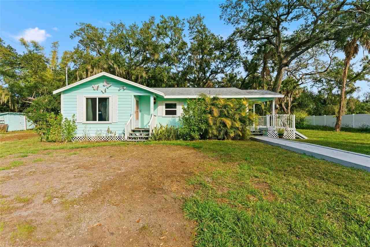 8010 Riverview Dr - Photo 5 of 37