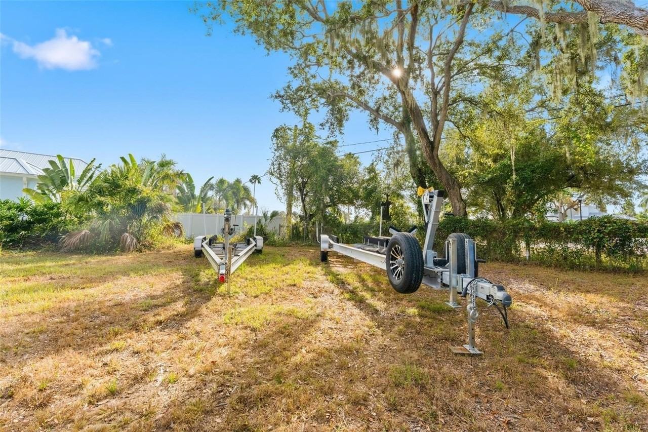 8010 Riverview Dr - Photo 7 of 37