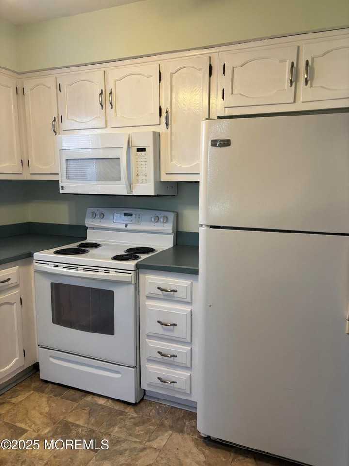 25 Robinson Rd - Photo 3 of 17