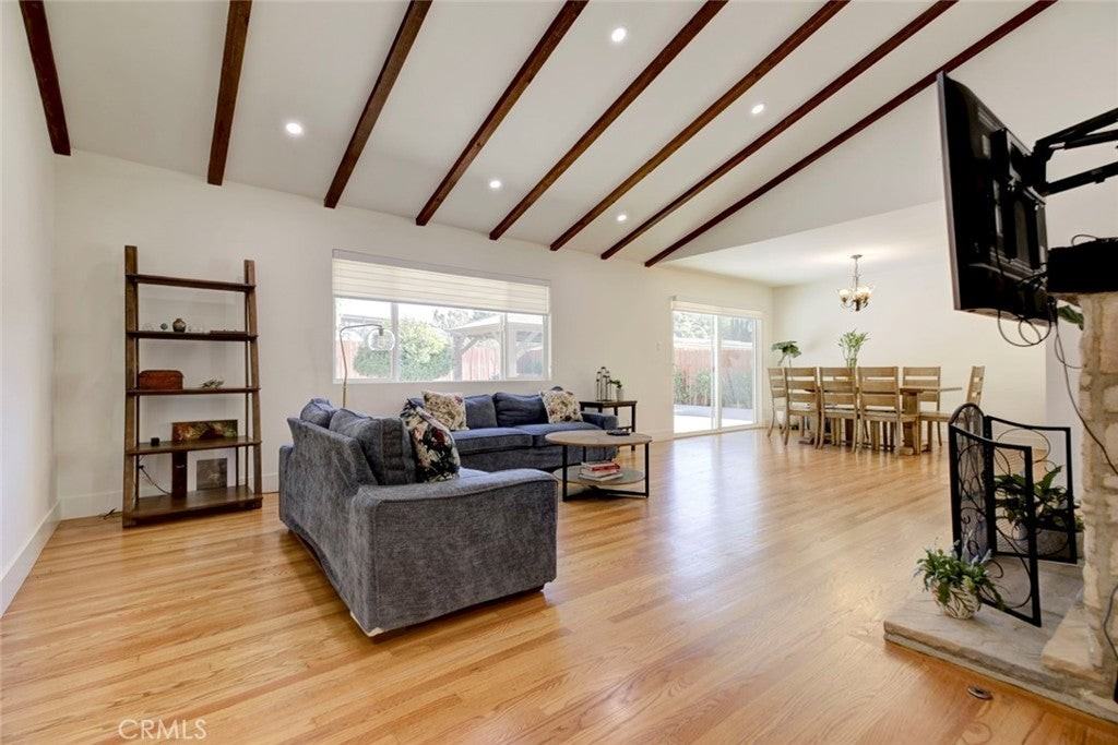 10550 Johanna Ave - Photo 5 of 39