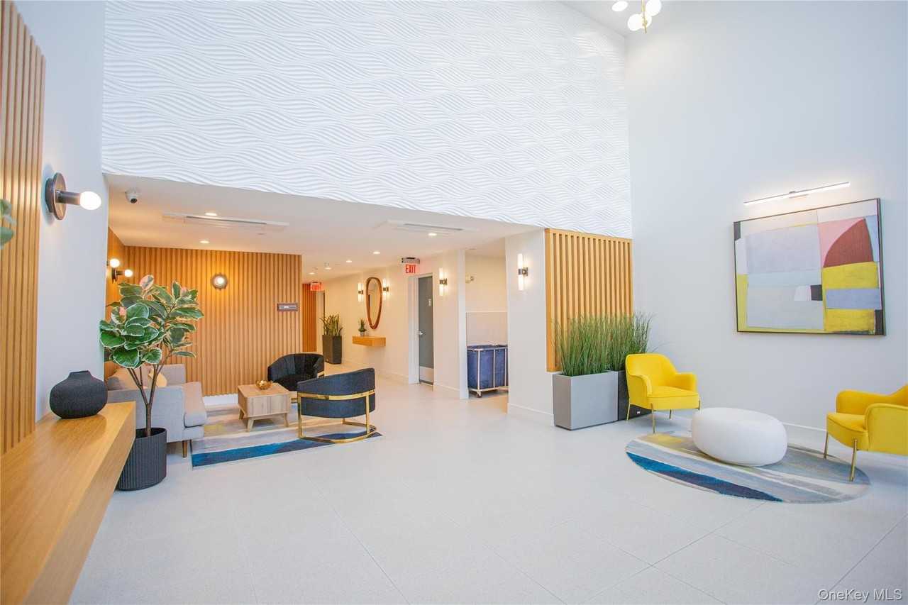 230 W Broadway - Photo 3 of 35