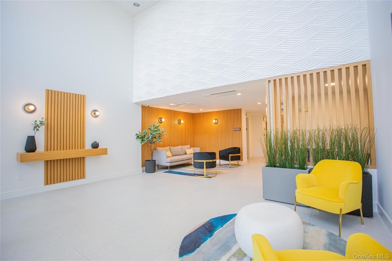 230 W Broadway - Photo 4 of 35