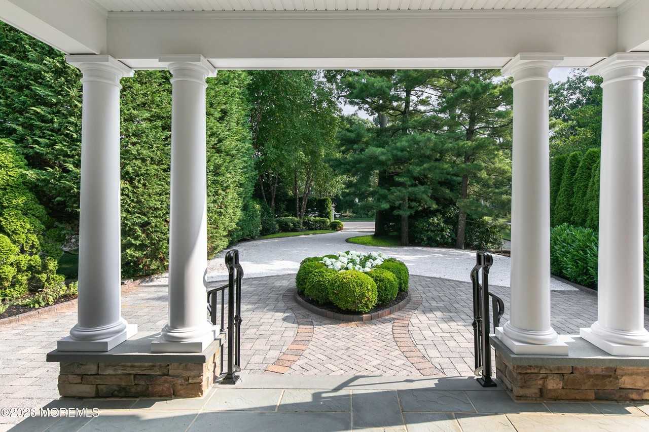 619 Beacon Blvd - Photo 3 of 50