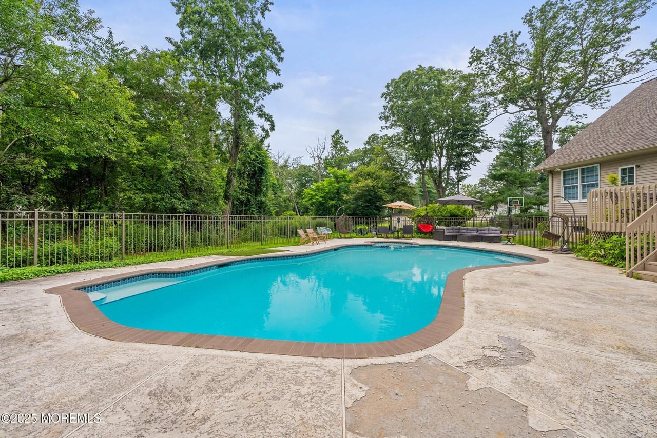 21 Old Queens Ct - Photo 3 of 45