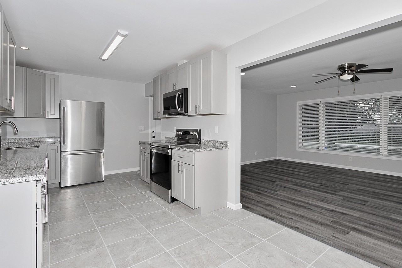 8310 E Coral Rd - Photo 6 of 21