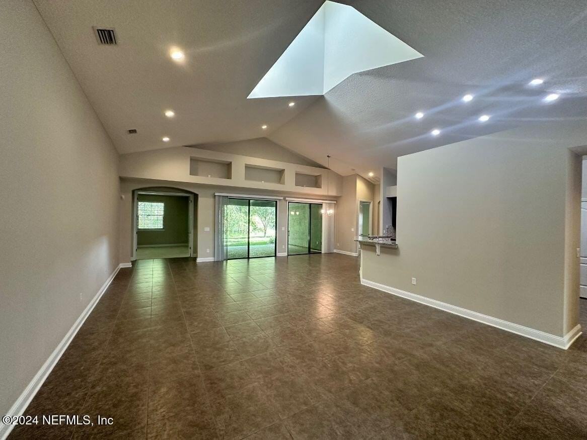 2076 Crown Dr - Photo 3 of 37