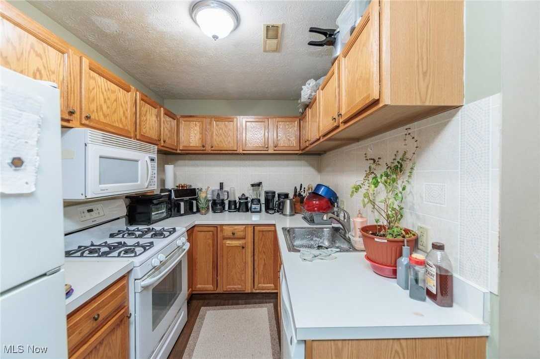 25735 Lorain Rd Unit 421 #421 - Photo 4 of 37