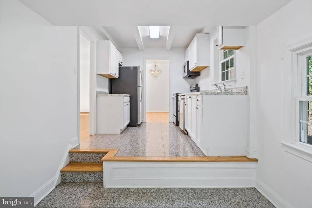 1242 Derbyshire Rd - Photo 6 of 40