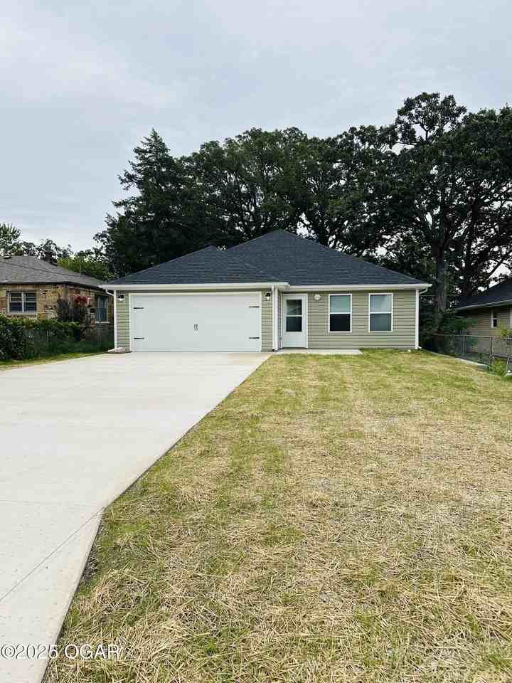 2004 N Park Ave - Photo 2 of 13