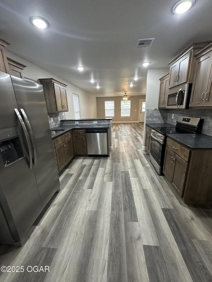 2004 N Park Ave - Photo 3 of 13