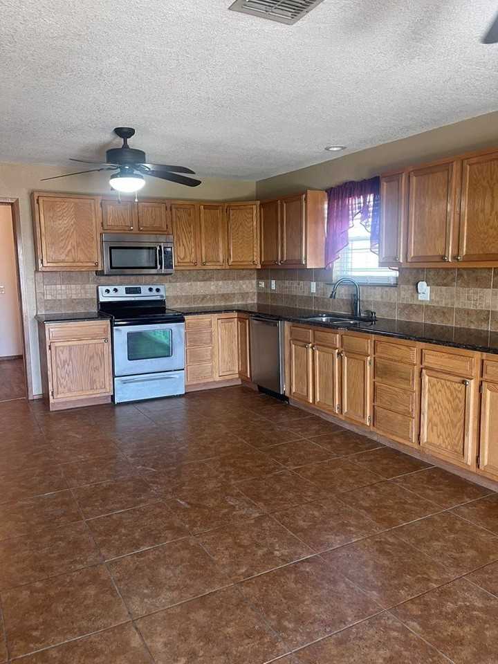 1002 N County Road 1105 - Photo 5 of 12