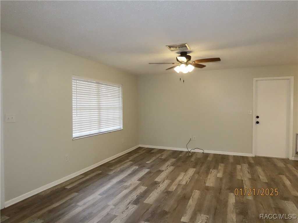 516 Spruce St - Photo 3 of 10