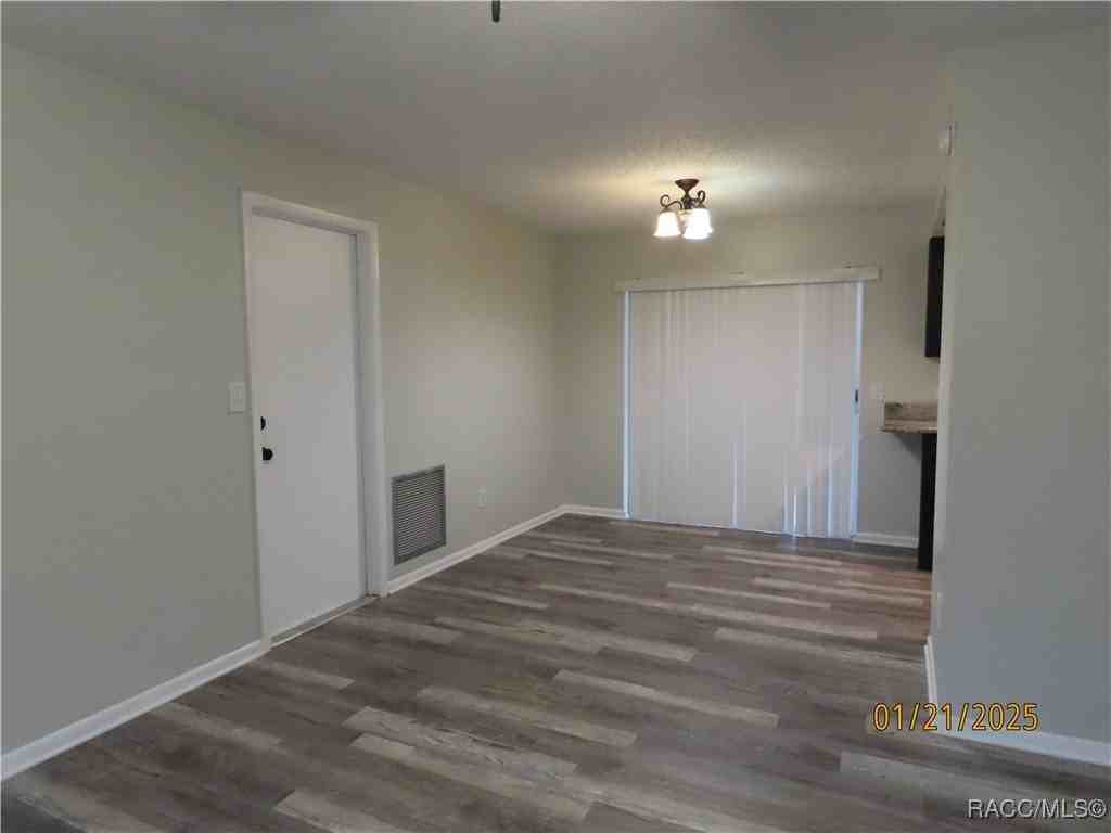 516 Spruce St - Photo 5 of 10