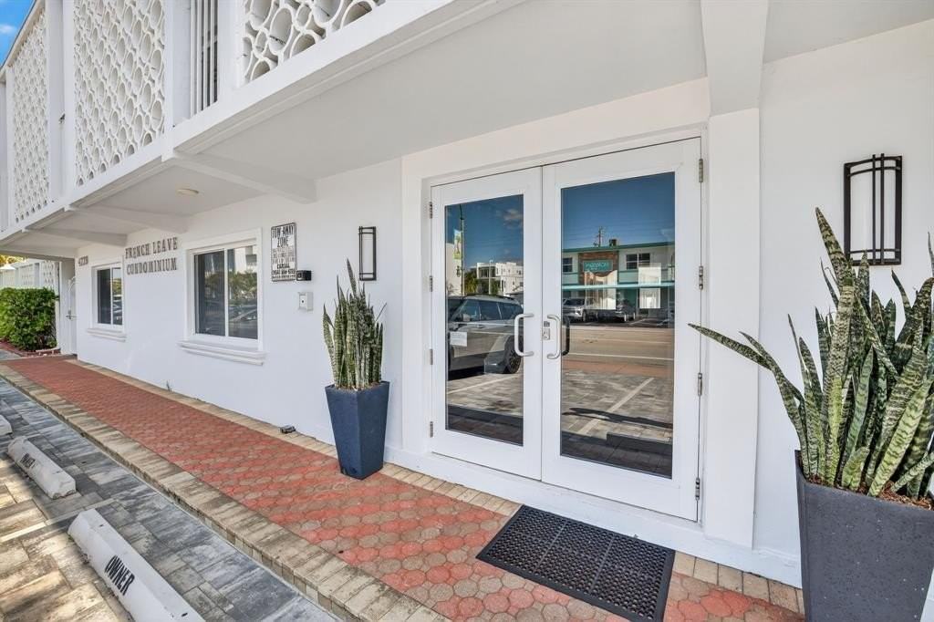 4228 N Ocean Dr #9 - Photo 4 of 47