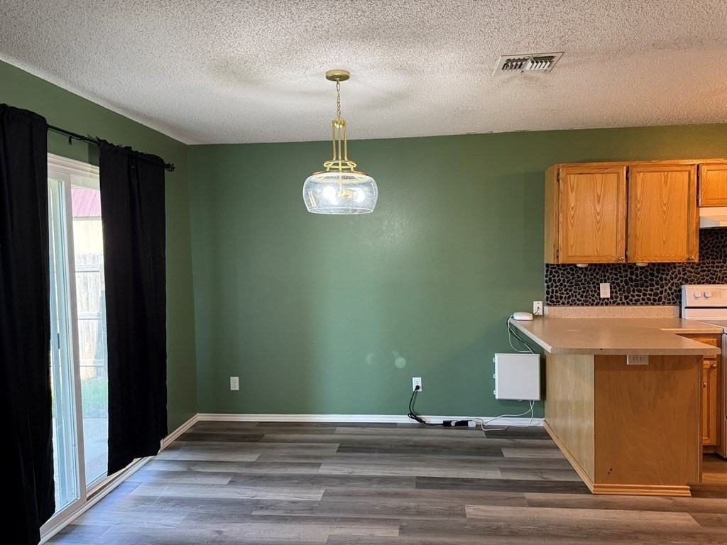 1211 Elmo Ln - Photo 3 of 11