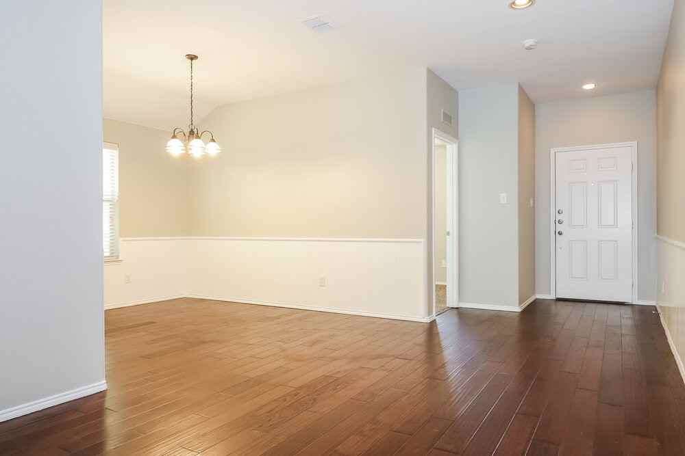 1616 Chivalry Ln - Photo 4 of 16