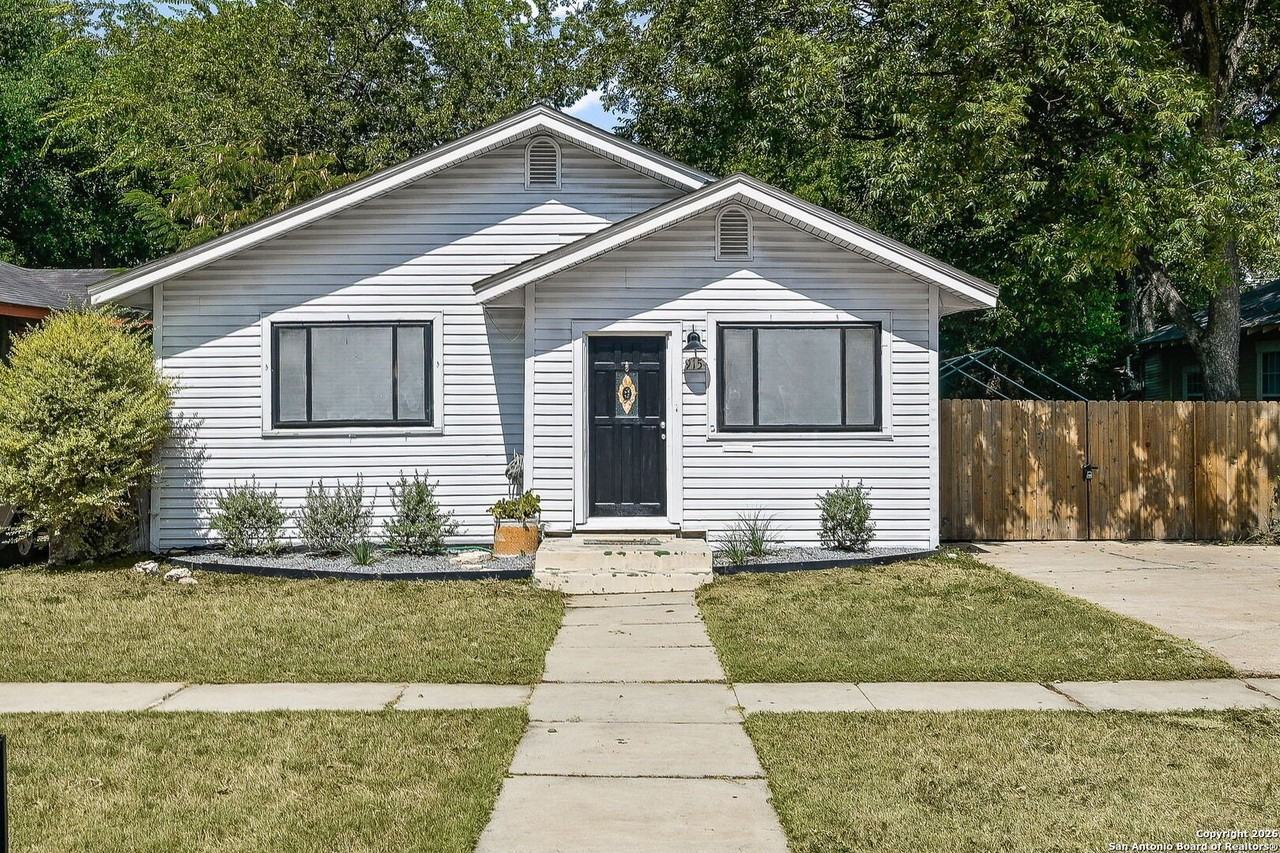 915 W Gramercy Pl - Photo 2 of 23