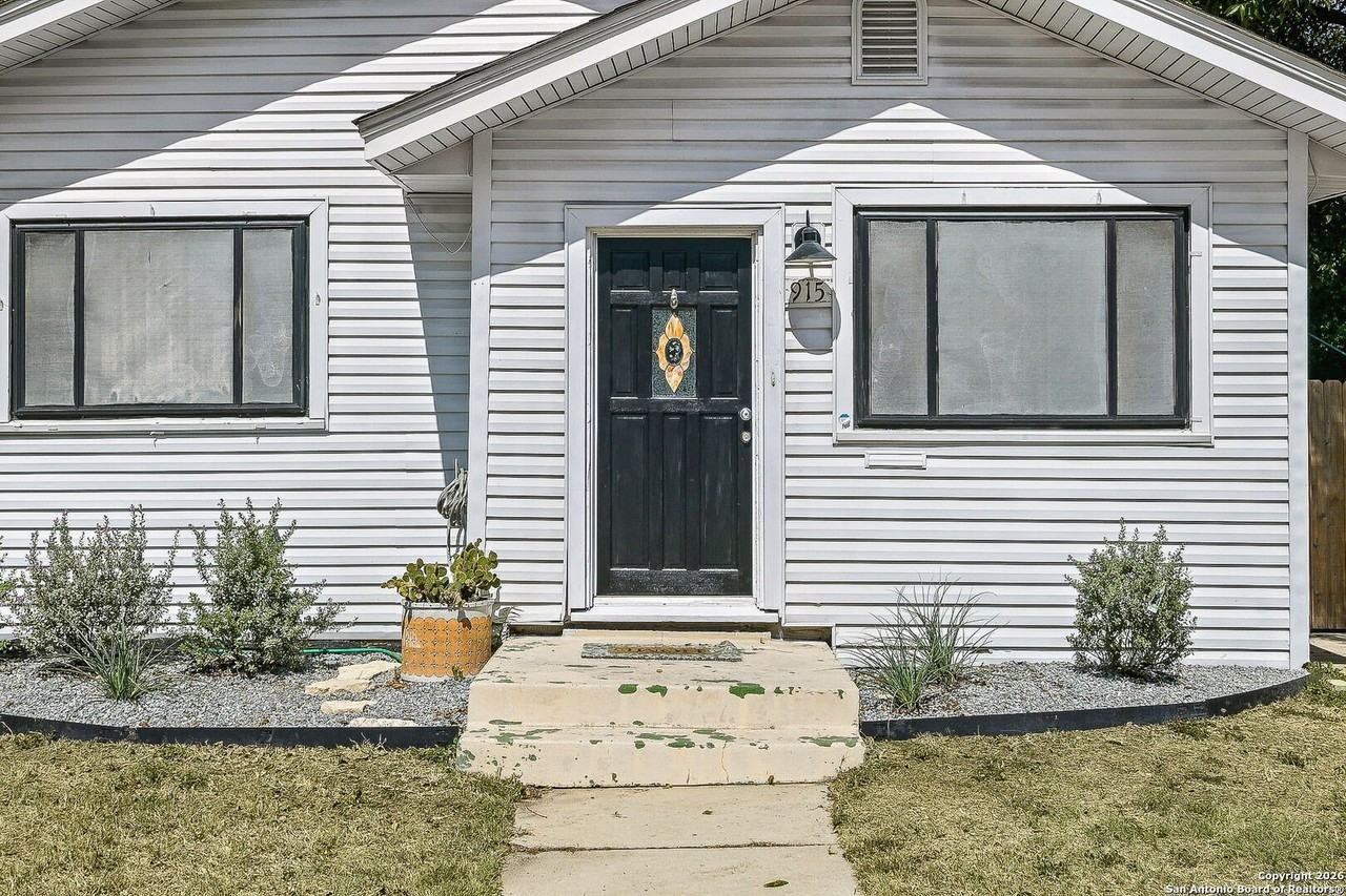 915 W Gramercy Pl - Photo 3 of 23