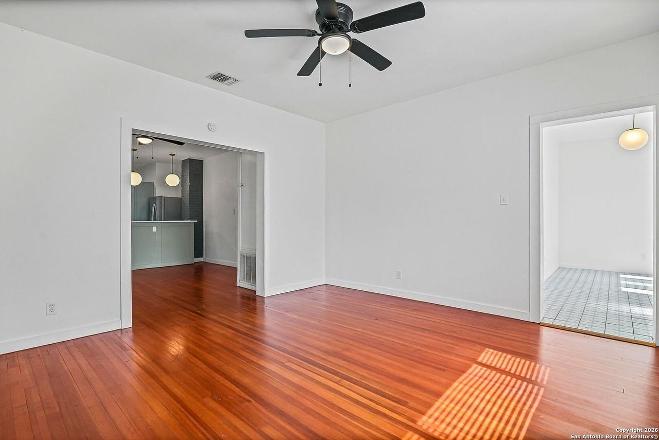 915 W Gramercy Pl - Photo 5 of 23