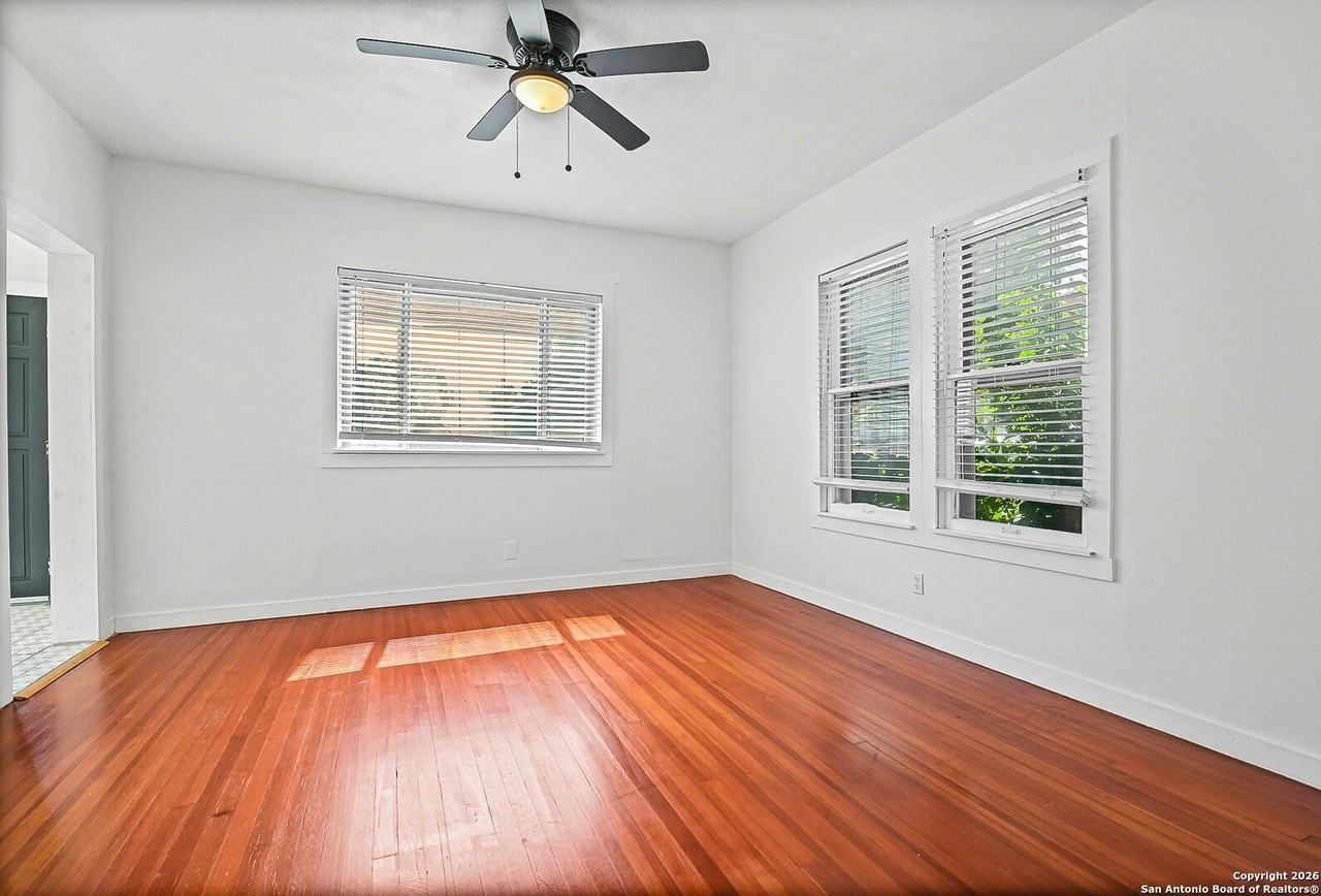 915 W Gramercy Pl - Photo 6 of 23