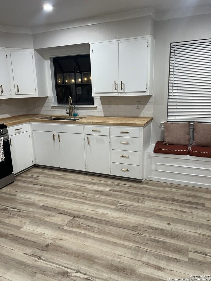 302 Storeywood Dr - Photo 5 of 19