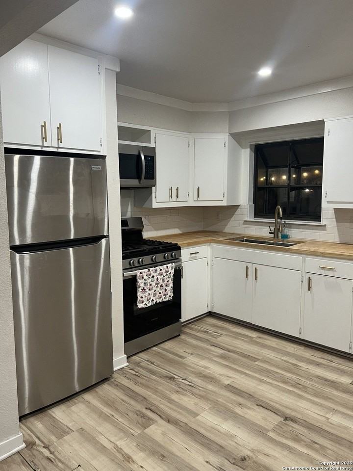 302 Storeywood Dr - Photo 6 of 19