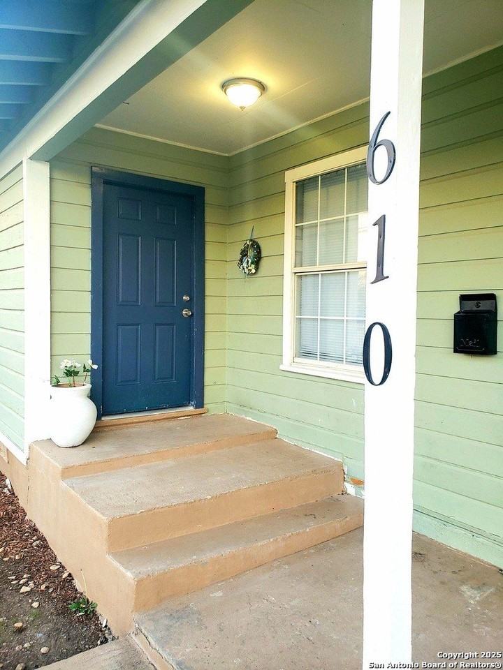 610 El Monte Blvd - Photo 2 of 16