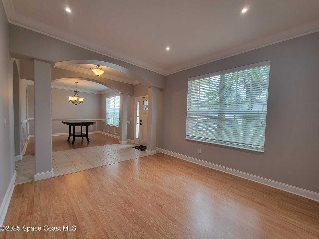 1541 Bridgeport Cir - Photo 2 of 36