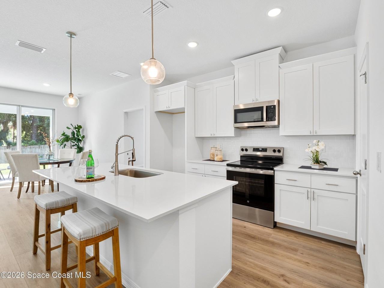 1370 Seabreeze St Sw - Photo 4 of 23