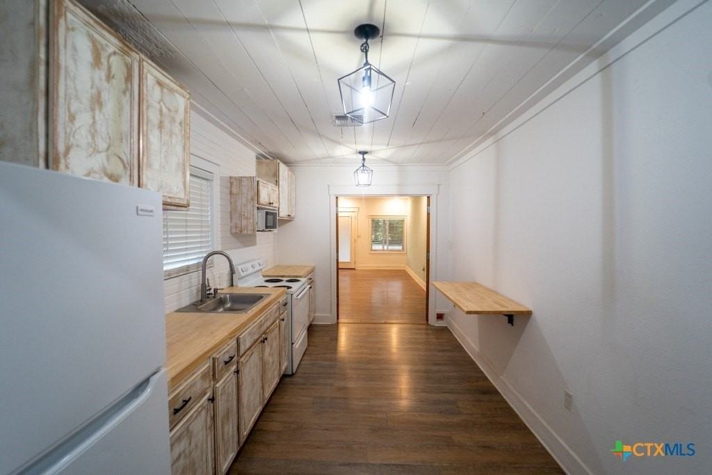 1006 W North St - Photo 3 of 11