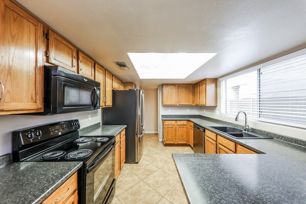 1226 E Helena Dr - Photo 7 of 17