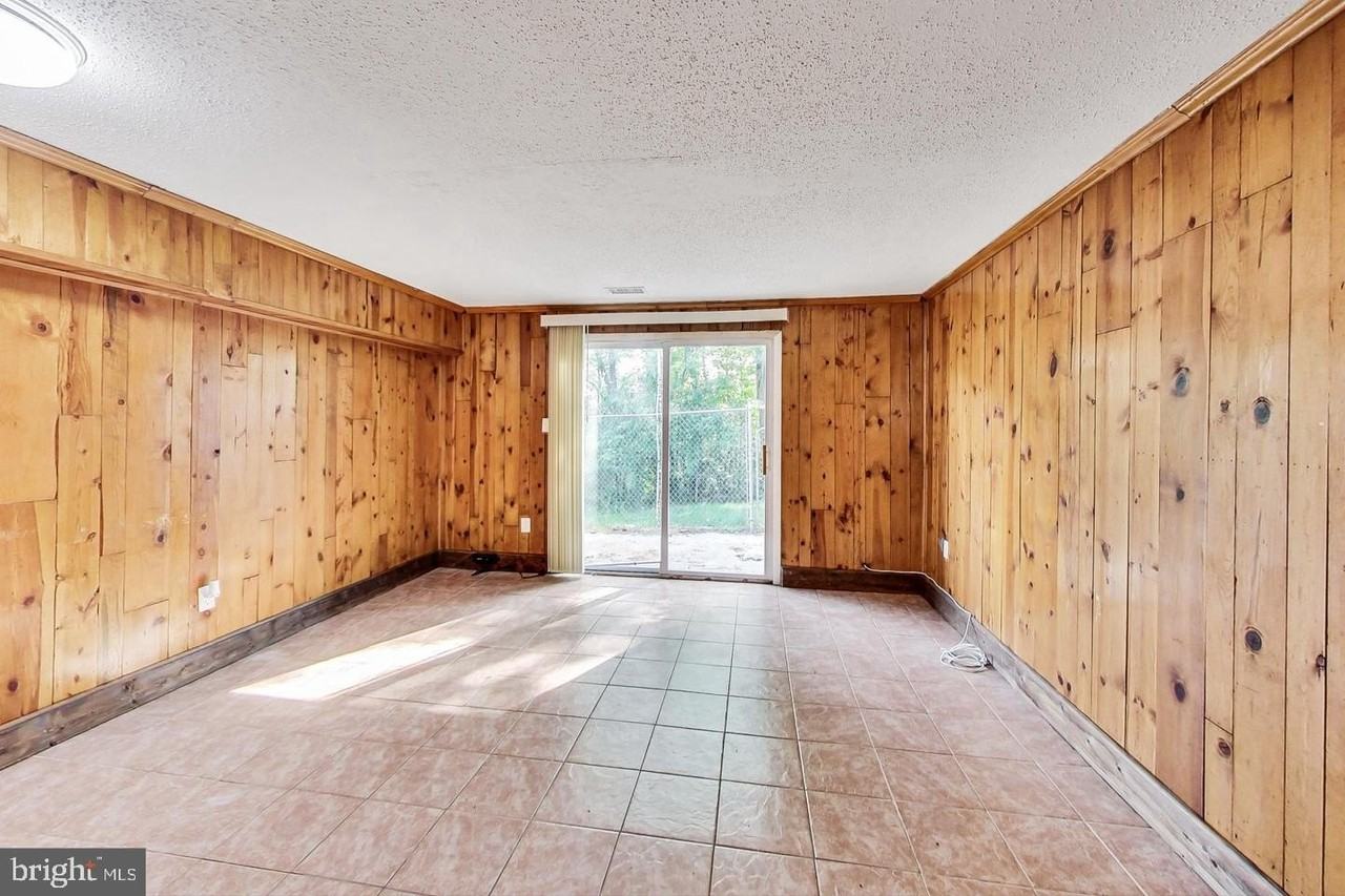 1835 Village Green Dr - Photo 3 of 9