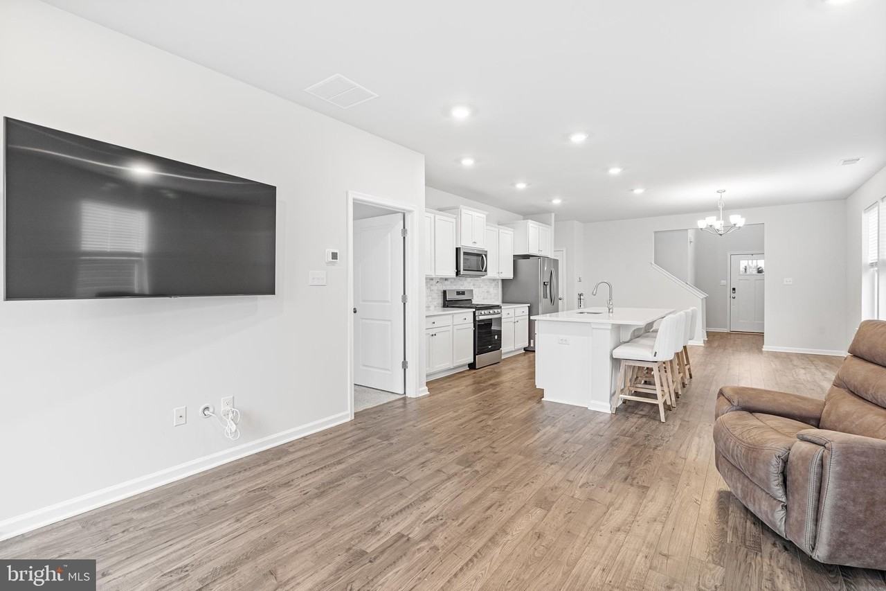 54 Roberta Way - Photo 7 of 17