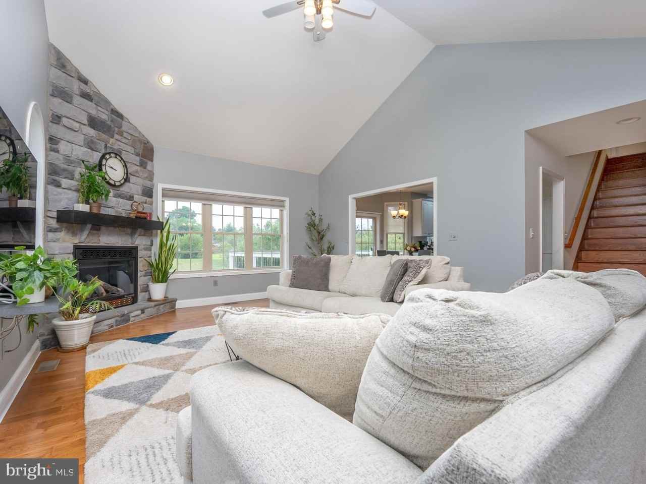 1458 Highfield Ct - Photo 5 of 50