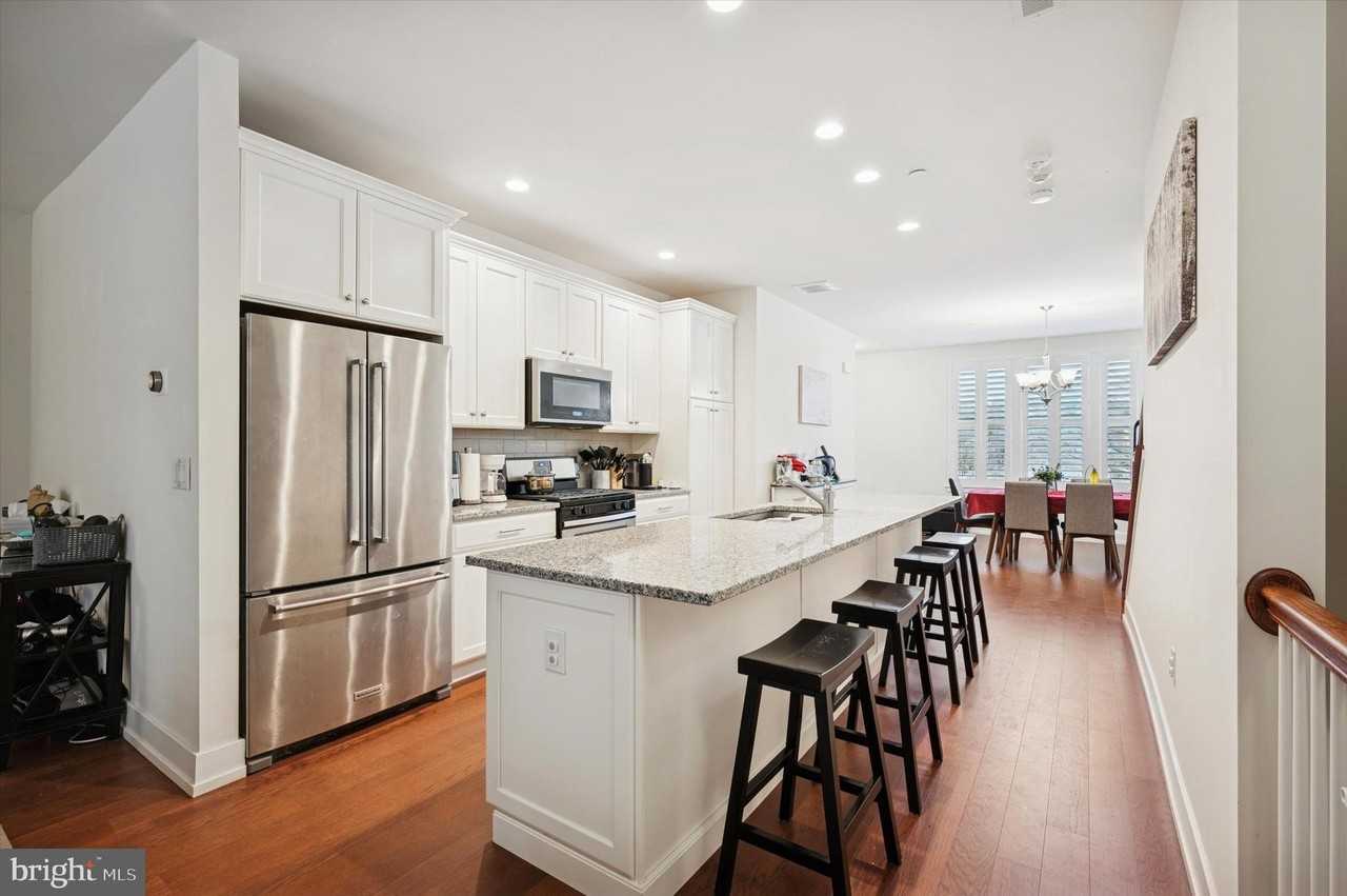 807 Lakeview Ct - Photo 4 of 26