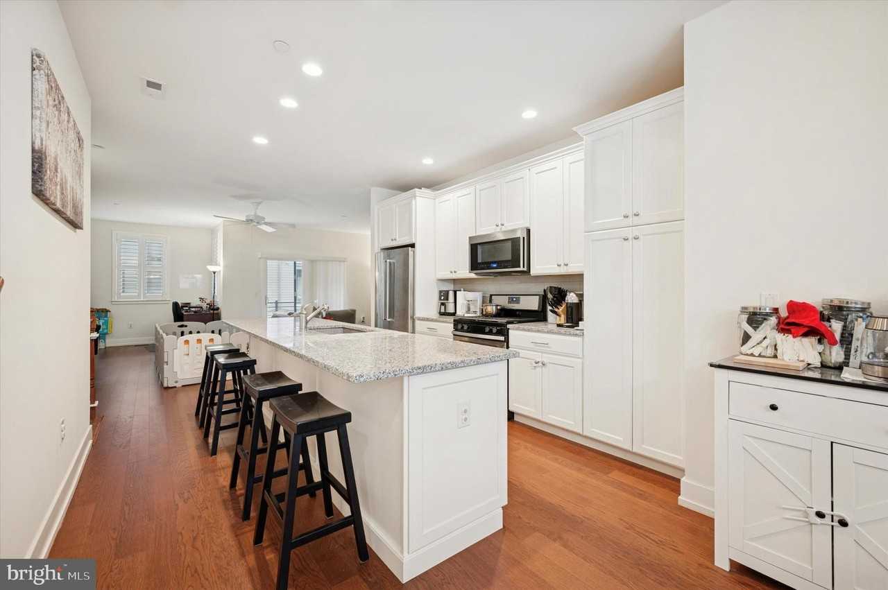 807 Lakeview Ct - Photo 5 of 26