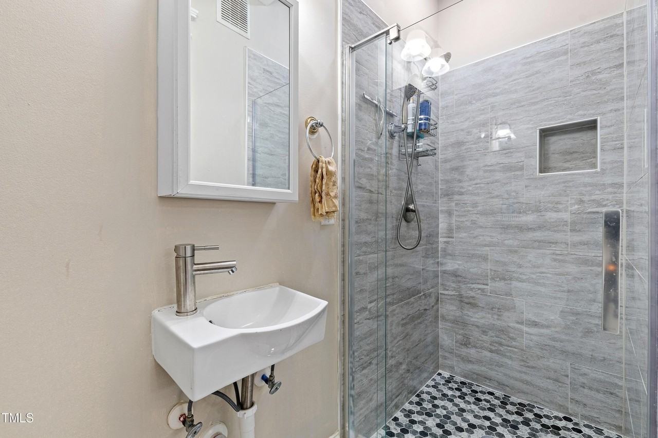 204 Frontgate Dr - Photo 7 of 42