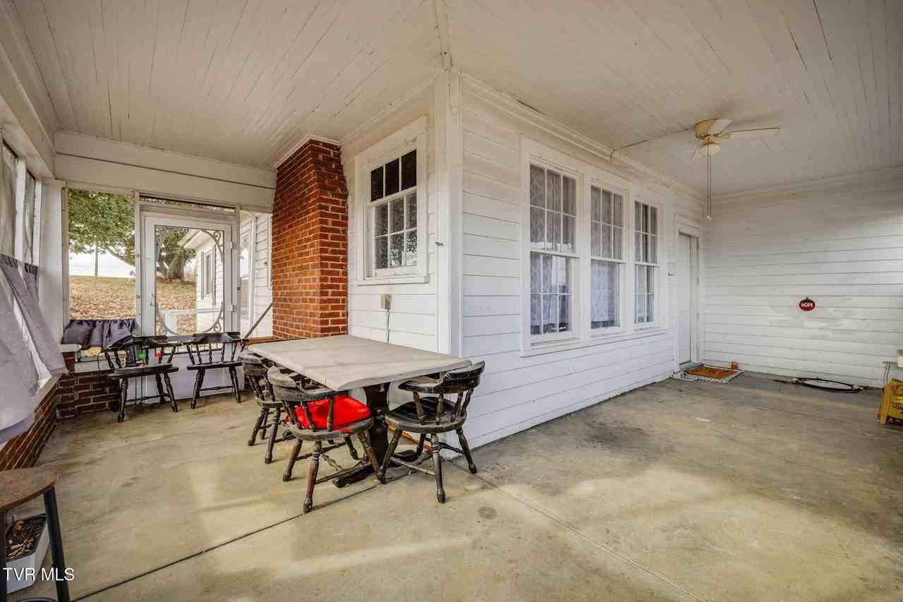 818 5th St - Photo 4 of 22