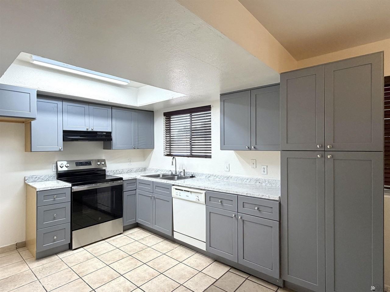 1643 S Naples Ave - Photo 3 of 8