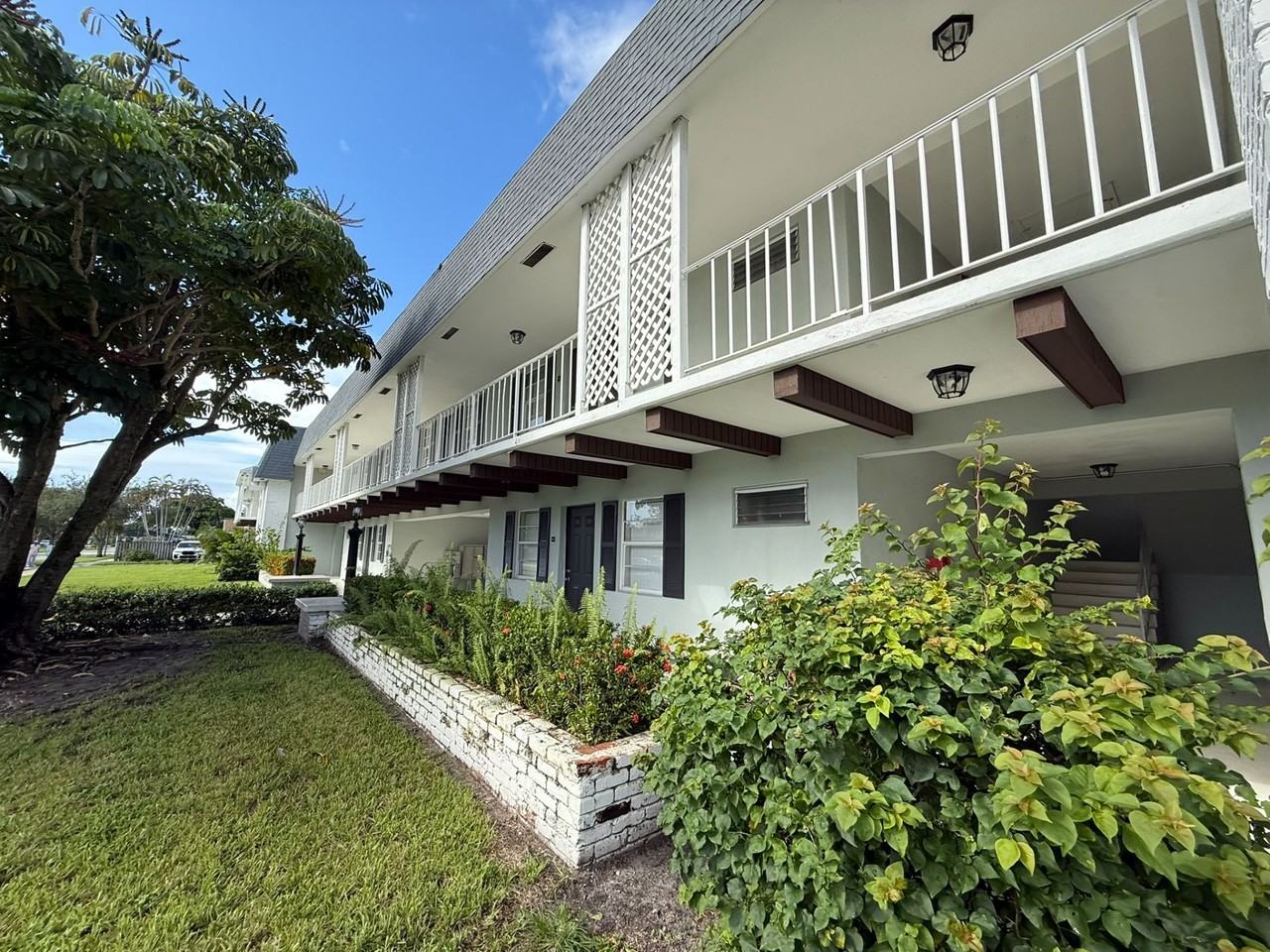 Brandon Palm Springs Apartment Homes - Photo 2 of 18