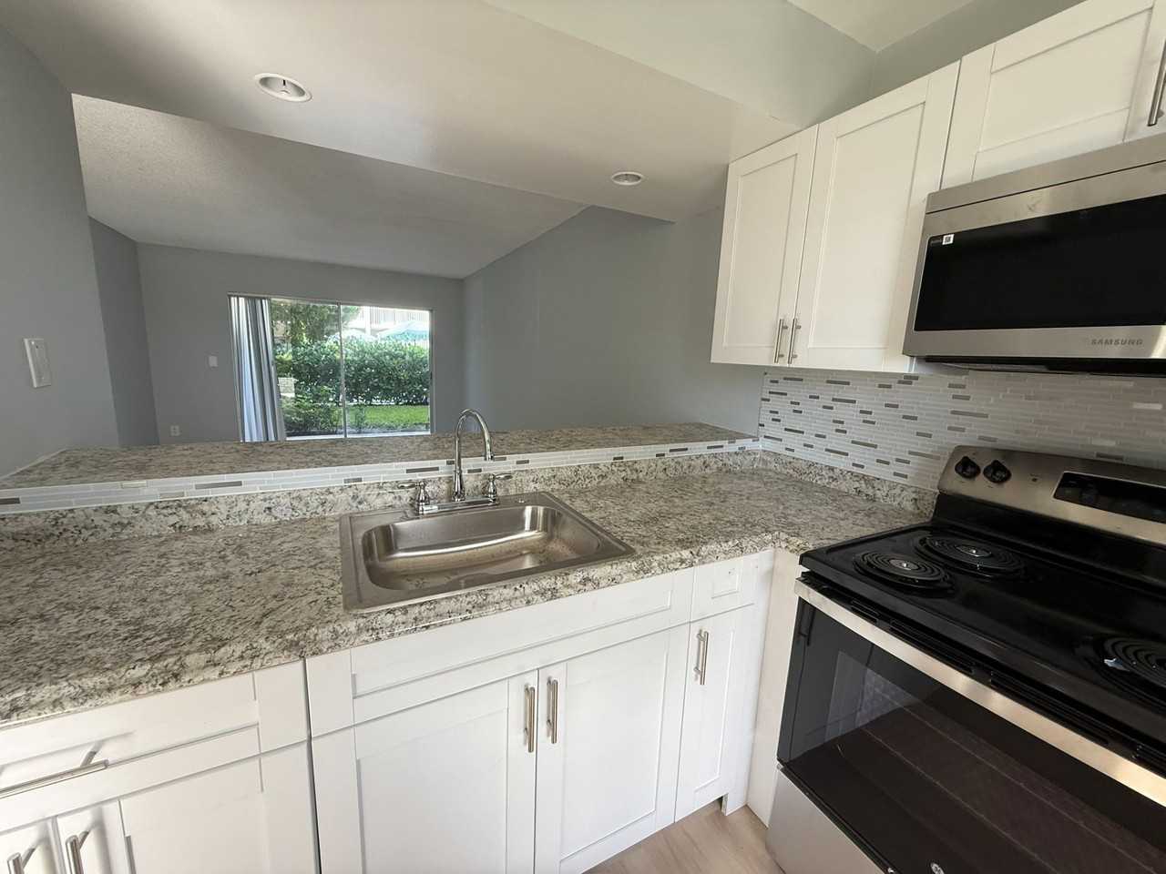 Brandon Palm Springs Apartment Homes - Photo 7 of 18