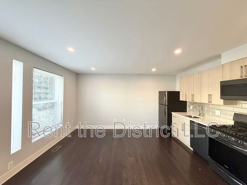 1605 F St Ne #1 - Photo 4 of 13