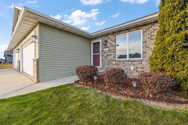 334 Autumn Ln - Photo 2 of 36