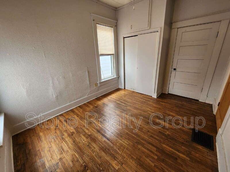 1021 S 18th St - Photo 5 of 9