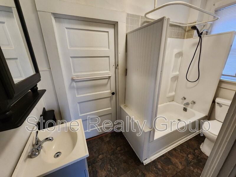 1021 S 18th St - Photo 7 of 9