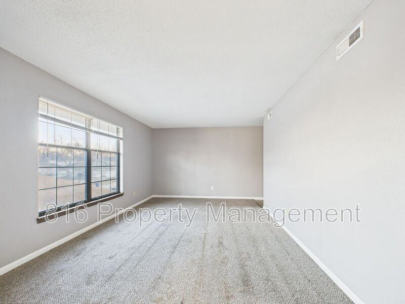 1020 Ne Lindsay Ave #C - Photo 4 of 21